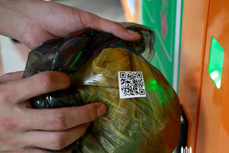 扫描垃圾袋上的二维码，，，，，翻开箱门，，，，，投放垃圾